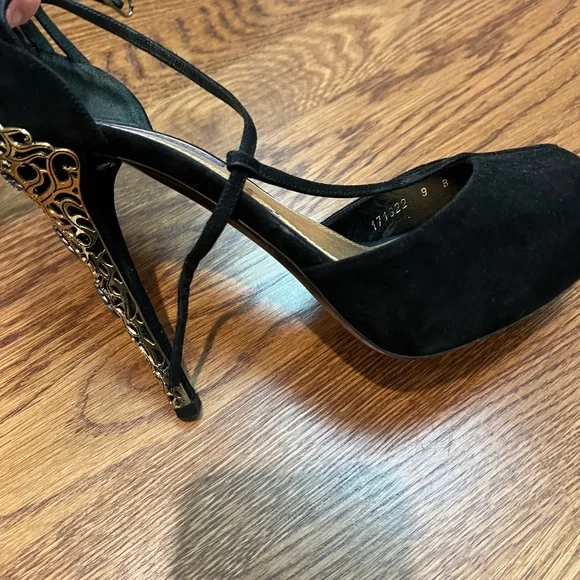 Ralph Lauren Black and Gold Heels with Intricate Design - Picture 6 of 7